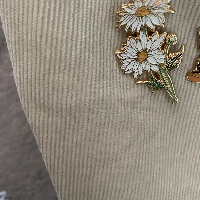 White Daisy Enamel Pin